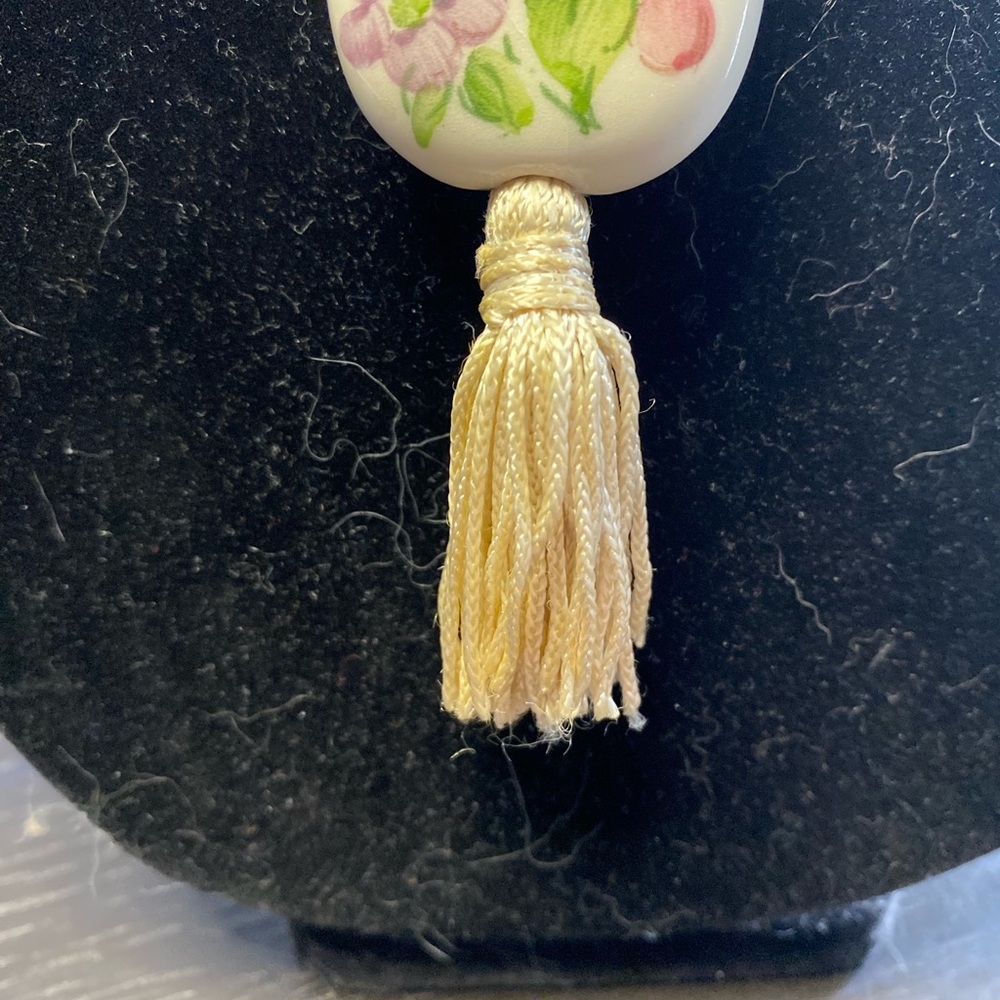 Avon hand painted floral pendant on cream colored cord - Picture 3 of 7